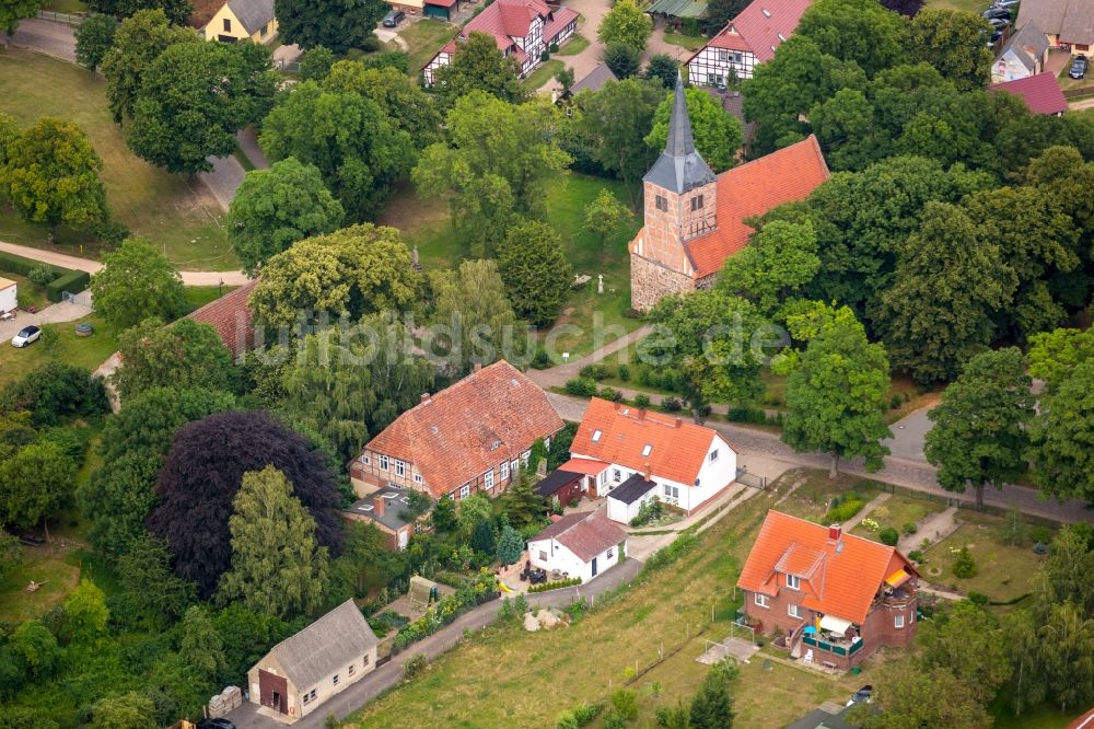 Luftbild Vipperow - Kirchengebäude der Feldsteinkirche mit dem alten Gemeindehaus an der Dorfstraße in Vipperow im Bundesland Mecklenburg-Vorpommern