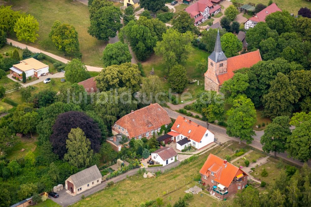 Luftaufnahme Vipperow - Kirchengebäude der Feldsteinkirche mit dem alten Gemeindehaus an der Dorfstraße in Vipperow im Bundesland Mecklenburg-Vorpommern