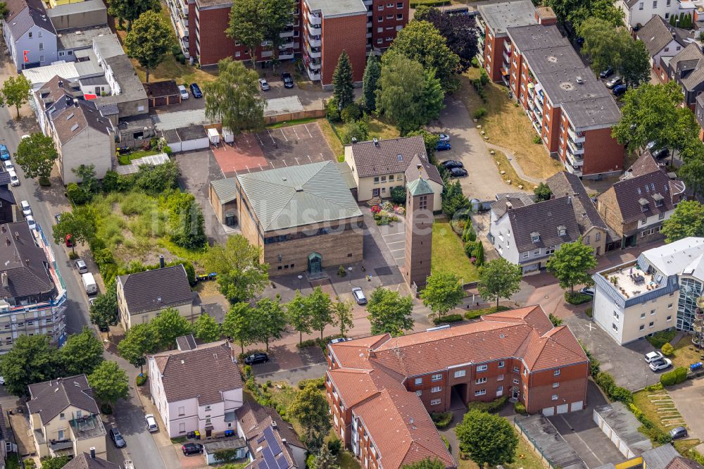 Castrop-Rauxel von oben - Kirchengebäude St. Franziskus in Castrop-Rauxel im Bundesland Nordrhein-Westfalen, Deutschland