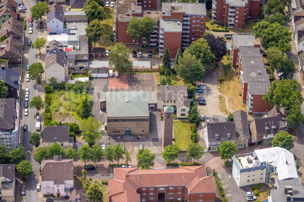 Luftaufnahme Castrop-Rauxel - Kirchengebäude St. Franziskus in Castrop-Rauxel im Bundesland Nordrhein-Westfalen, Deutschland