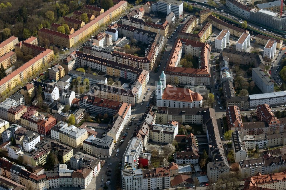 München aus der Vogelperspektive: Kirchengebäude der St. Franziskus - Kirche an der Hans-Mielich-Straße in München im Bundesland Bayern, Deutschland