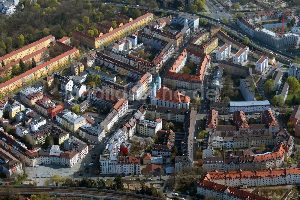 Luftbild München - Kirchengebäude der St. Franziskus - Kirche an der Hans-Mielich-Straße in München im Bundesland Bayern, Deutschland