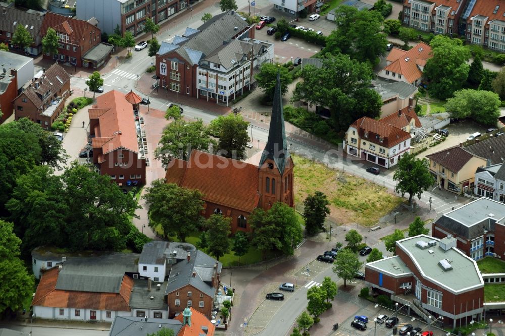 Luftbild Schwarzenbek - Kirchengebäude der St. Franziskus Kirche in Schwarzenbek im Bundesland Schleswig-Holstein, Deutschland