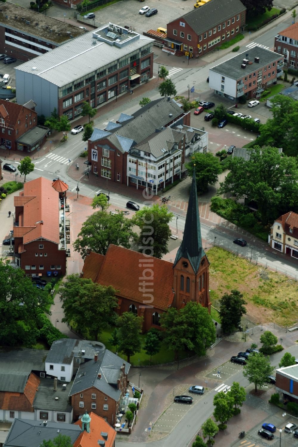 Luftaufnahme Schwarzenbek - Kirchengebäude der St. Franziskus Kirche in Schwarzenbek im Bundesland Schleswig-Holstein, Deutschland