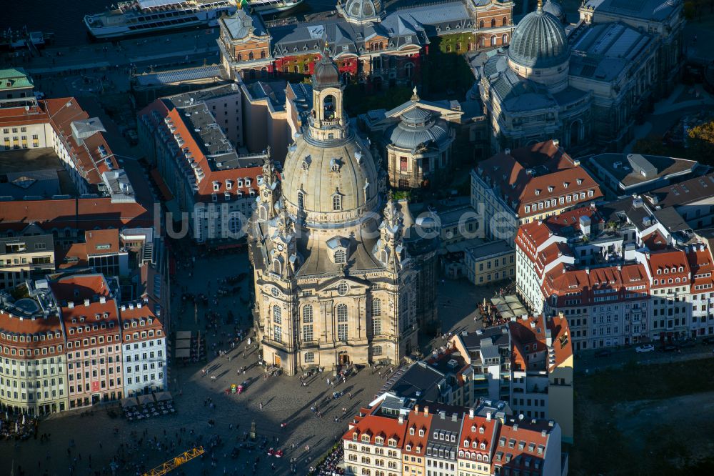 Dresden von oben - Kirchengebäude Frauenkirche Dresden am Neumarkt im Altstadt- Zentrum im Ortsteil Altstadt in Dresden im Bundesland Sachsen, Deutschland