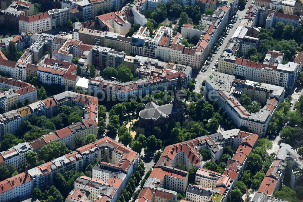 Luftaufnahme Berlin - Kirchengebäude der Förderverein Zionskirche an der Griebenowstraße im Stadtteil Prenzlauer Berg in Berlin