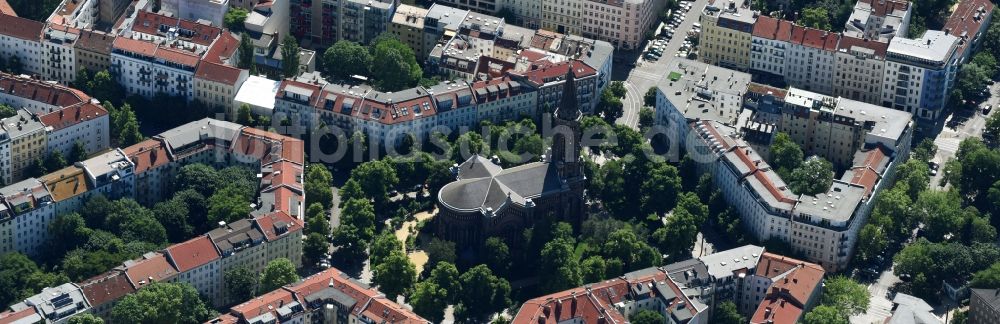 Berlin von oben - Kirchengebäude der Förderverein Zionskirche an der Griebenowstraße im Stadtteil Prenzlauer Berg in Berlin