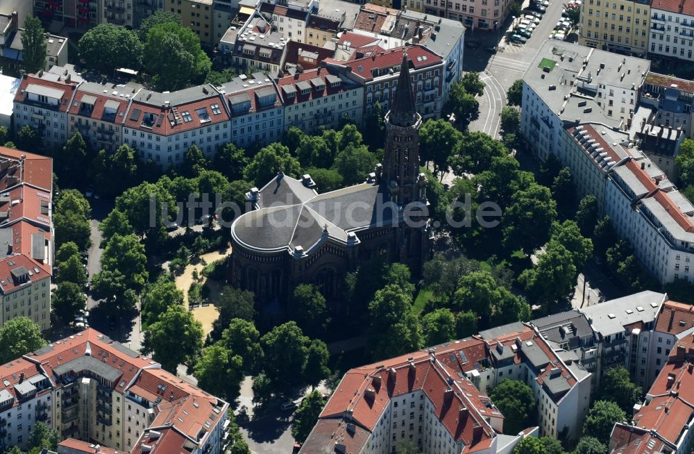 Berlin aus der Vogelperspektive: Kirchengebäude der Förderverein Zionskirche an der Griebenowstraße im Stadtteil Prenzlauer Berg in Berlin