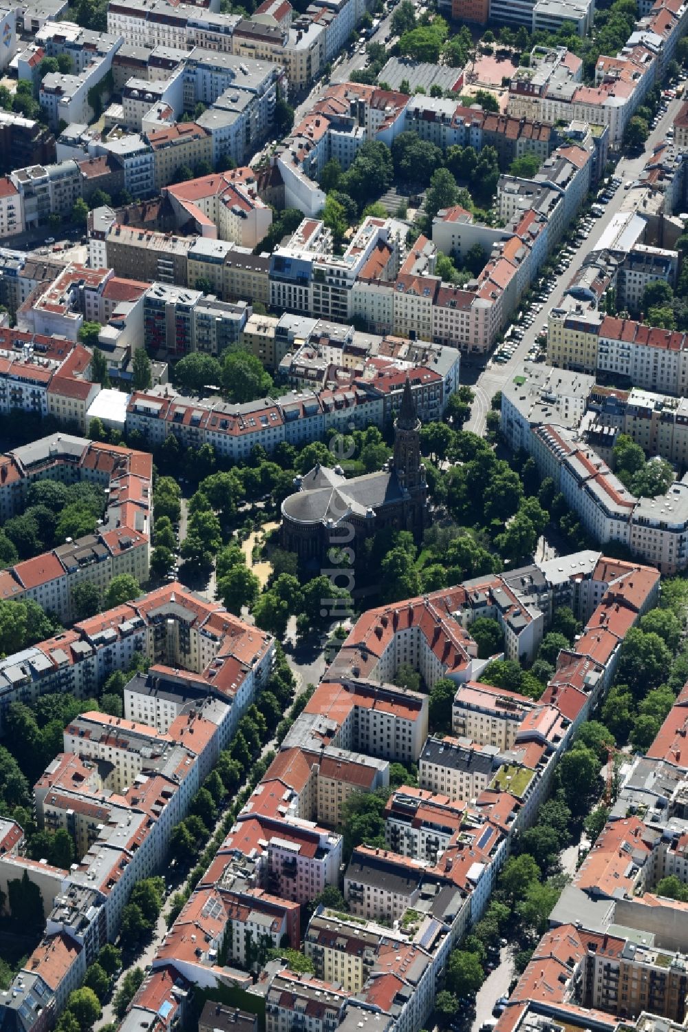 Luftbild Berlin - Kirchengebäude der Förderverein Zionskirche an der Griebenowstraße im Stadtteil Prenzlauer Berg in Berlin