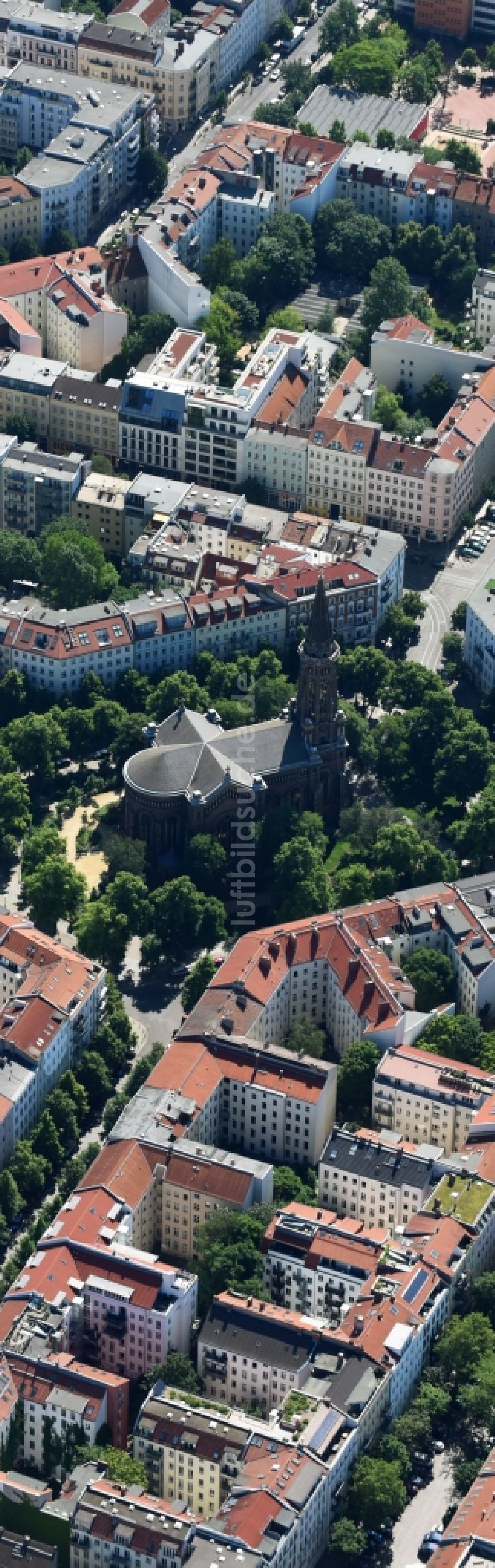 Luftaufnahme Berlin - Kirchengebäude der Förderverein Zionskirche an der Griebenowstraße im Stadtteil Prenzlauer Berg in Berlin