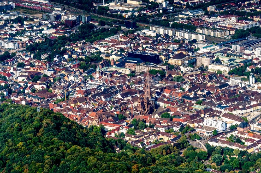 Luftaufnahme Freiburg im Breisgau - Kirchengebäude Freiburg im Altstadt- Zentrum in Freiburg im Breisgau im Bundesland Baden-Württemberg, Deutschland