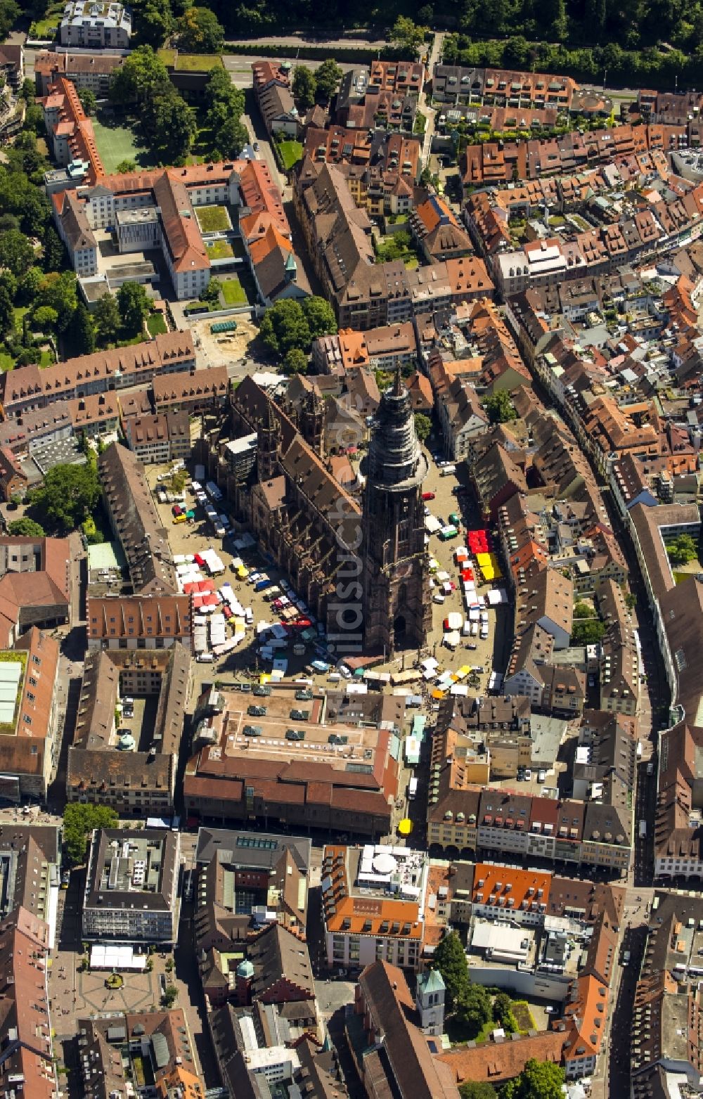 Freiburg im Breisgau aus der Vogelperspektive: Kirchengebäude des Freiburger Münster in Freiburg im Breisgau im Bundesland Baden-Württemberg