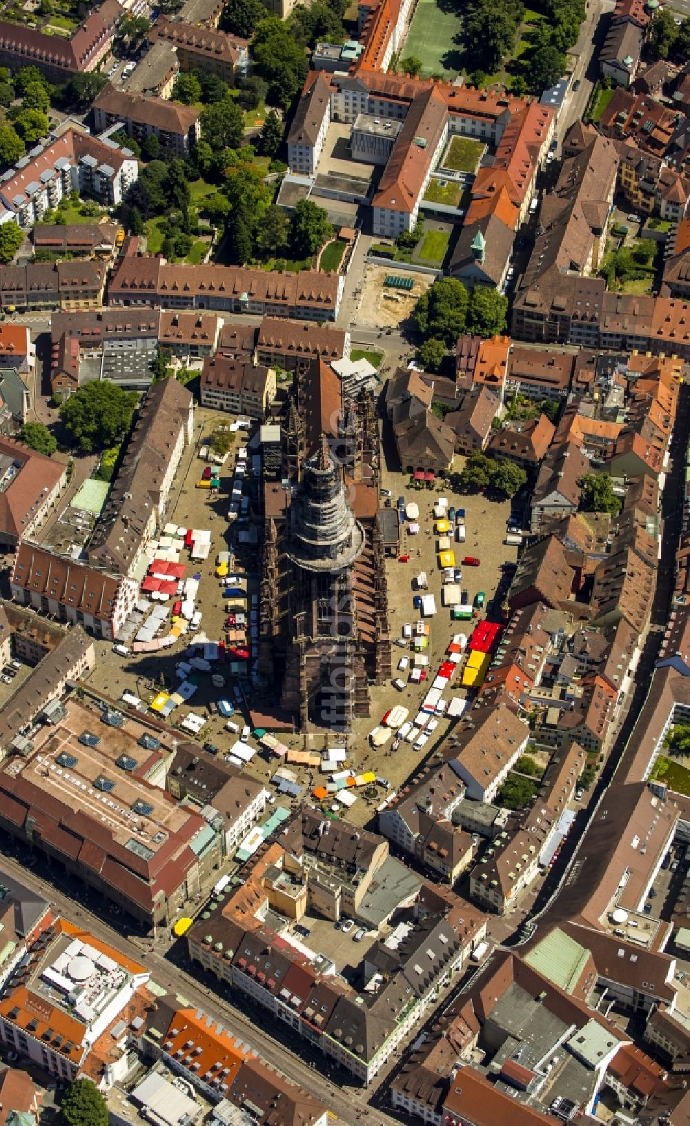 Luftbild Freiburg im Breisgau - Kirchengebäude des Freiburger Münster in Freiburg im Breisgau im Bundesland Baden-Württemberg