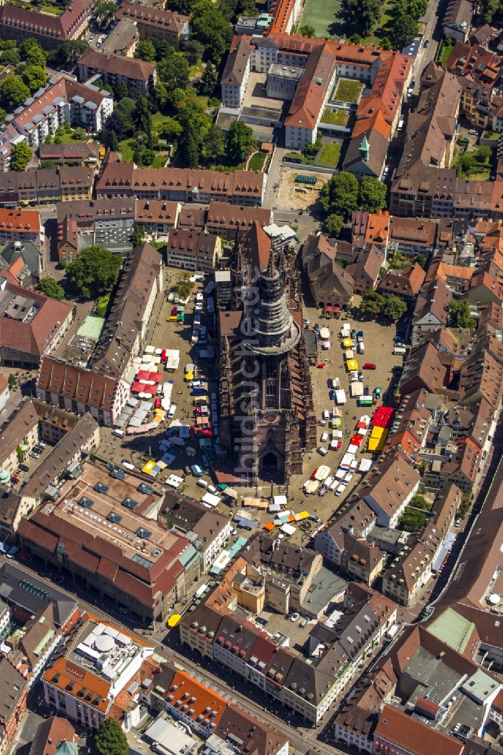 Luftaufnahme Freiburg im Breisgau - Kirchengebäude des Freiburger Münster in Freiburg im Breisgau im Bundesland Baden-Württemberg