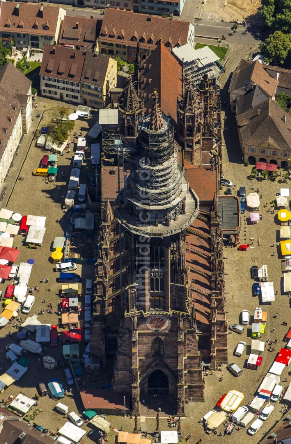 Freiburg im Breisgau von oben - Kirchengebäude des Freiburger Münster in Freiburg im Breisgau im Bundesland Baden-Württemberg