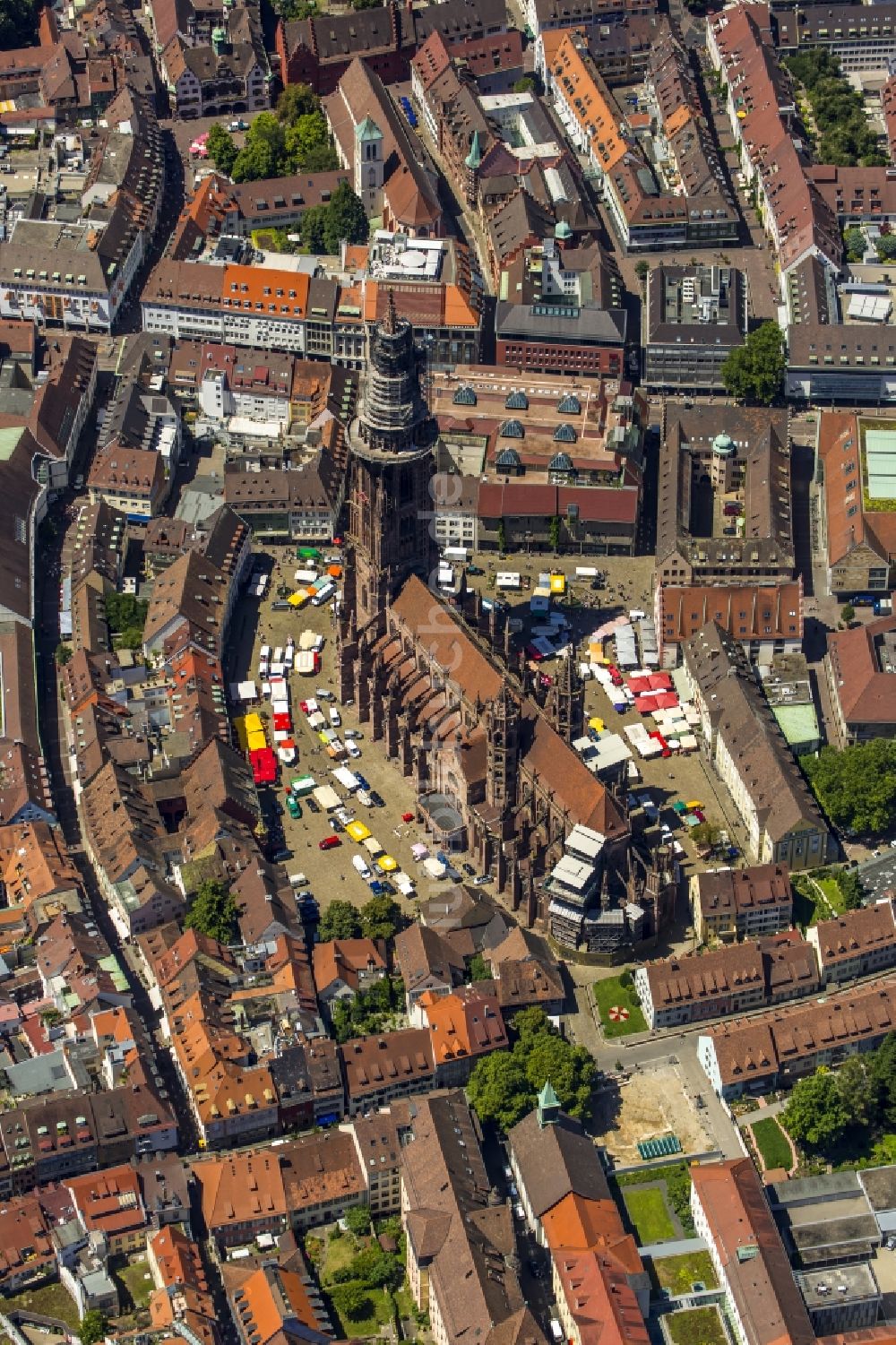 Freiburg im Breisgau aus der Vogelperspektive: Kirchengebäude des Freiburger Münster in Freiburg im Breisgau im Bundesland Baden-Württemberg