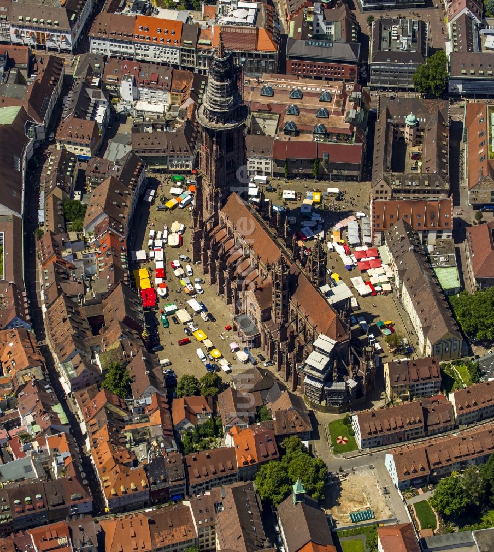 Freiburg im Breisgau von oben - Kirchengebäude des Freiburger Münster in Freiburg im Breisgau im Bundesland Baden-Württemberg