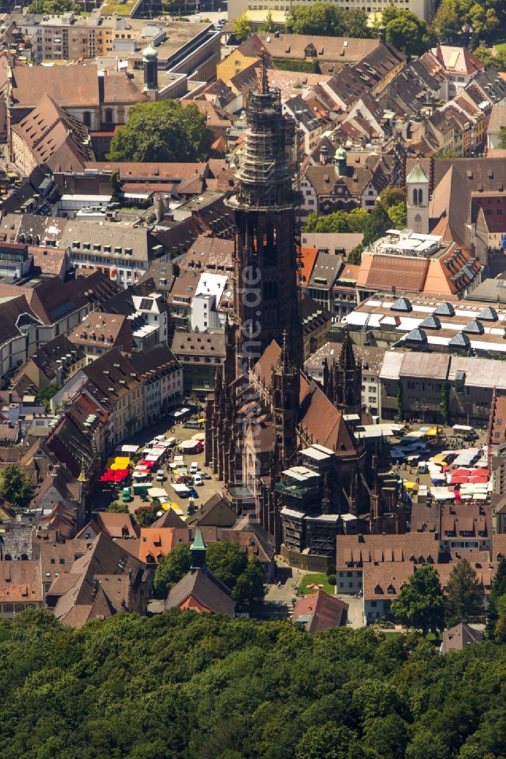 Luftaufnahme Freiburg im Breisgau - Kirchengebäude des Freiburger Münster in Freiburg im Breisgau im Bundesland Baden-Württemberg