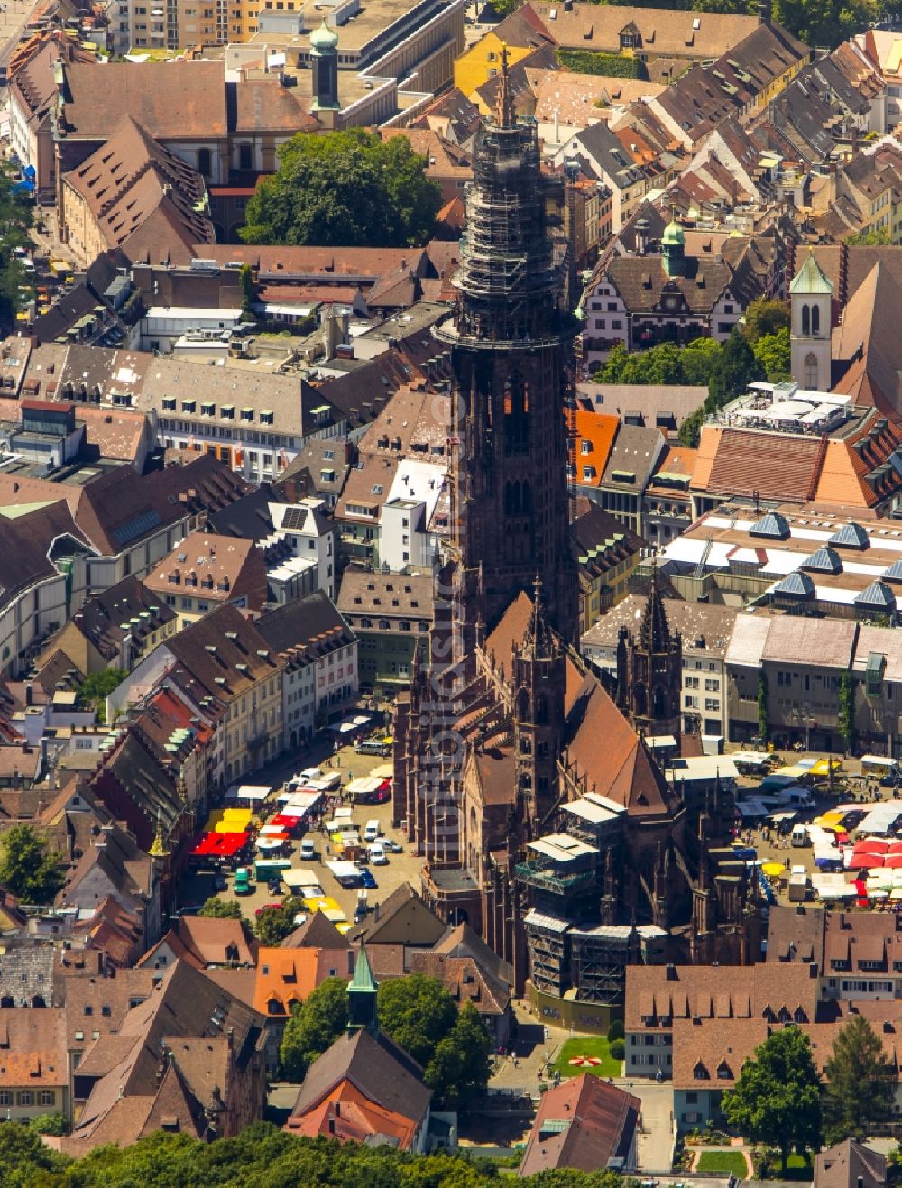 Freiburg im Breisgau von oben - Kirchengebäude des Freiburger Münster in Freiburg im Breisgau im Bundesland Baden-Württemberg