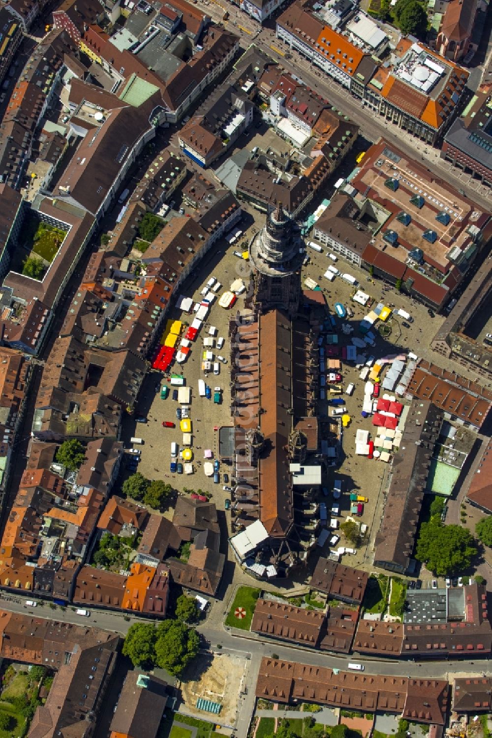 Freiburg im Breisgau aus der Vogelperspektive: Kirchengebäude des Freiburger Münster in Freiburg im Breisgau im Bundesland Baden-Württemberg