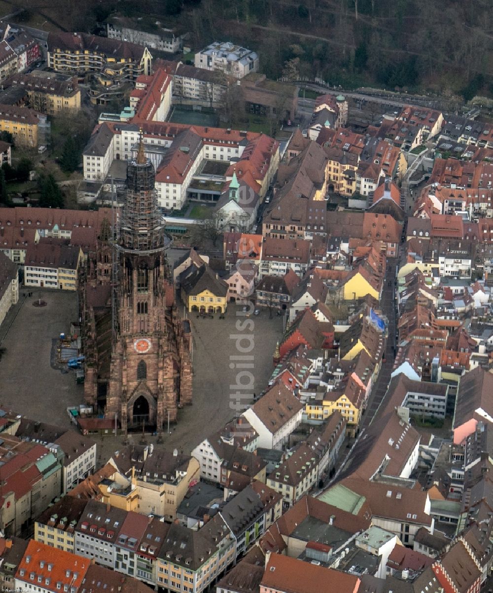 Freiburg im Breisgau aus der Vogelperspektive: Kirchengebäude des Freiburger Münster in Freiburg im Breisgau im Bundesland Baden-Württemberg