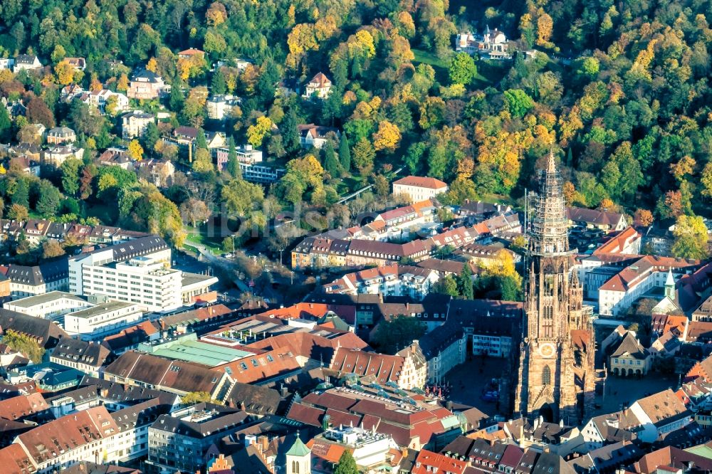 Luftbild Freiburg im Breisgau - Kirchengebäude Freiburger Münster im Ortsteil Zentrum in Freiburg im Breisgau im Bundesland Baden-Württemberg, Deutschland