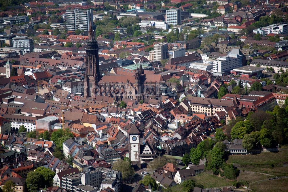 Freiburg im Breisgau von oben - Kirchengebäude des Freiburger Münsters im Altstadt- Zentrum in Freiburg im Breisgau im Bundesland Baden-Württemberg