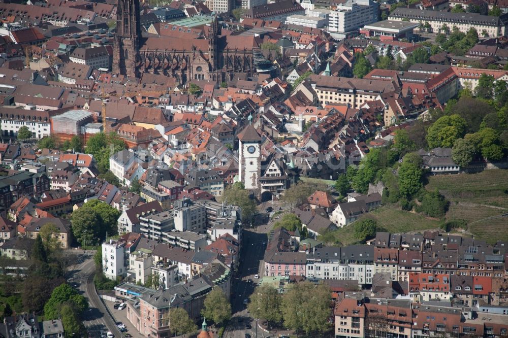 Freiburg im Breisgau aus der Vogelperspektive: Kirchengebäude des Freiburger Münsters im Altstadt- Zentrum in Freiburg im Breisgau im Bundesland Baden-Württemberg