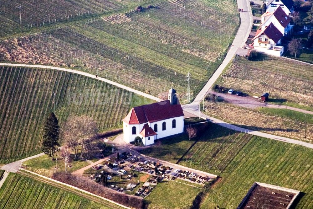 Luftbild Gleiszellen-Gleishorbach - Kirchengebäude der und Friedhof bei Dionysius-Kapelle in den Weinbergen beim Ortsteil Gleishorbach in Gleiszellen-Gleishorbach im Bundesland Rheinland-Pfalz