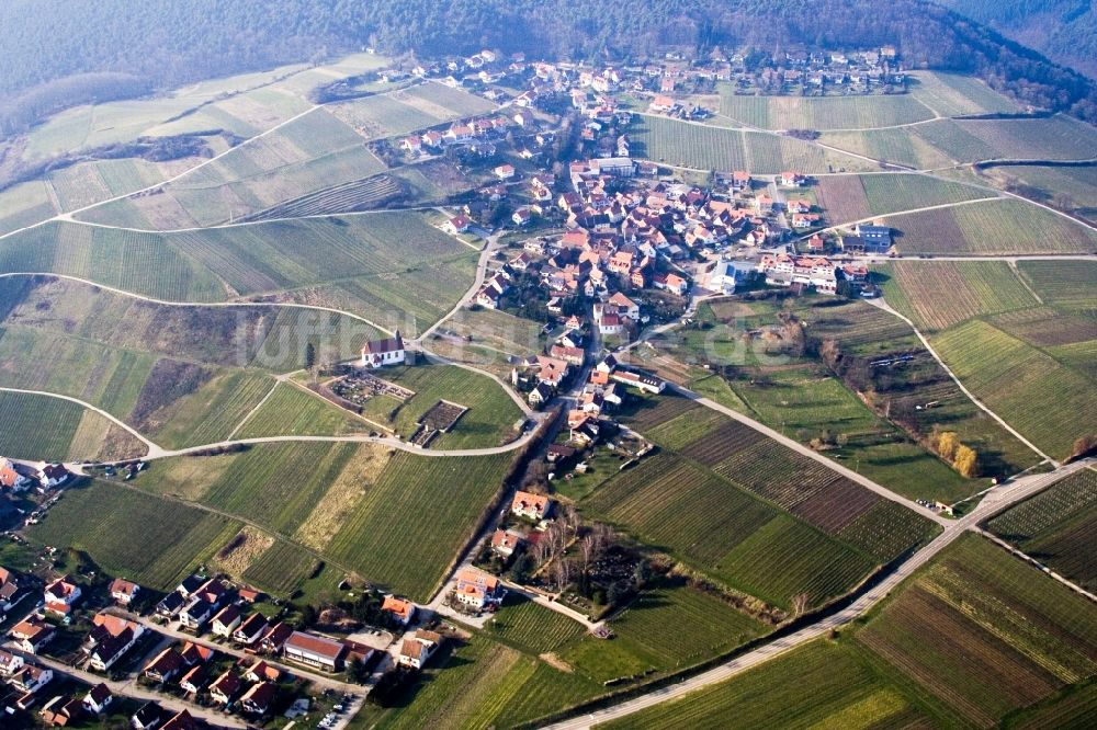 Luftaufnahme Gleiszellen-Gleishorbach - Kirchengebäude der und Friedhof bei Dionysius-Kapelle in den Weinbergen beim Ortsteil Gleishorbach in Gleiszellen-Gleishorbach im Bundesland Rheinland-Pfalz