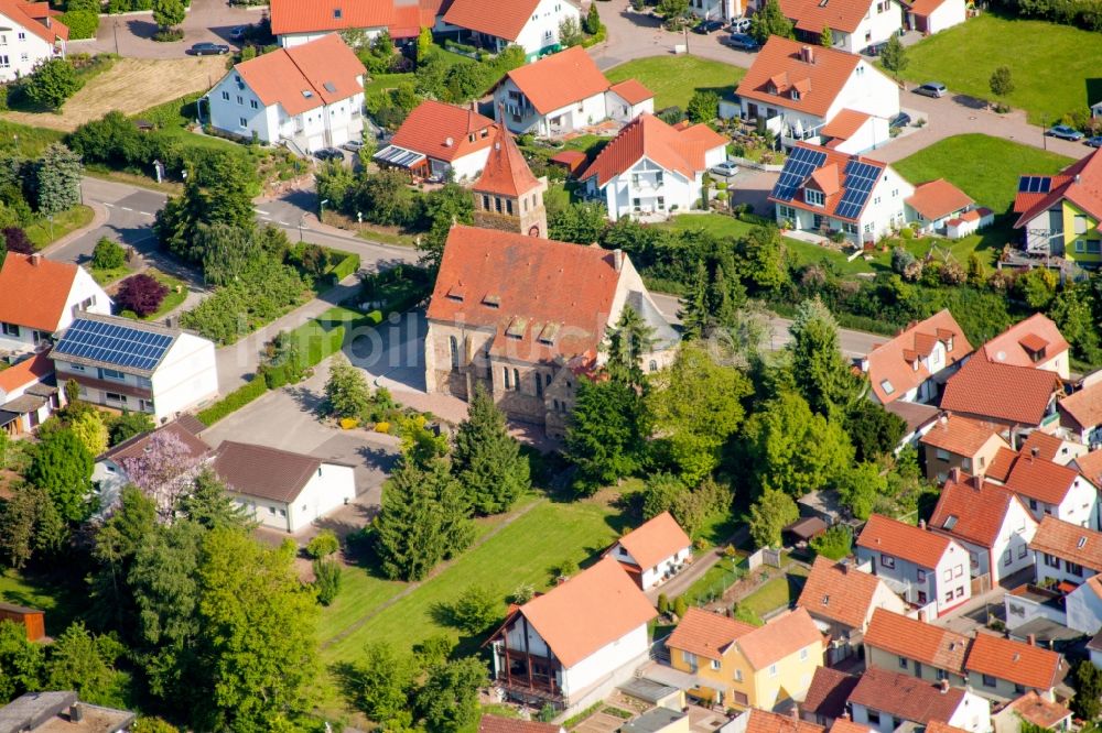 Luftaufnahme Insheim - Kirchengebäude am Friedhof im Dorfkern in Insheim im Bundesland Rheinland-Pfalz, Deutschland