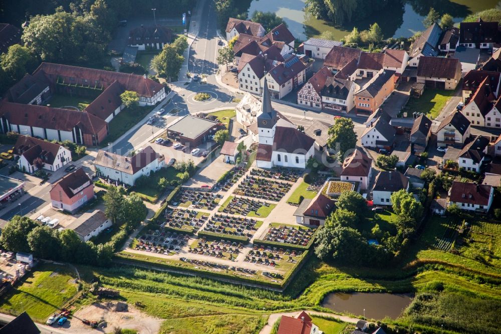 Weisendorf aus der Vogelperspektive: Kirchengebäude und Friedhof des Evangelisch-Lutherisches Pfarramt Weisendorf-Rezelsdorf in Weisendorf im Bundesland Bayern, Deutschland