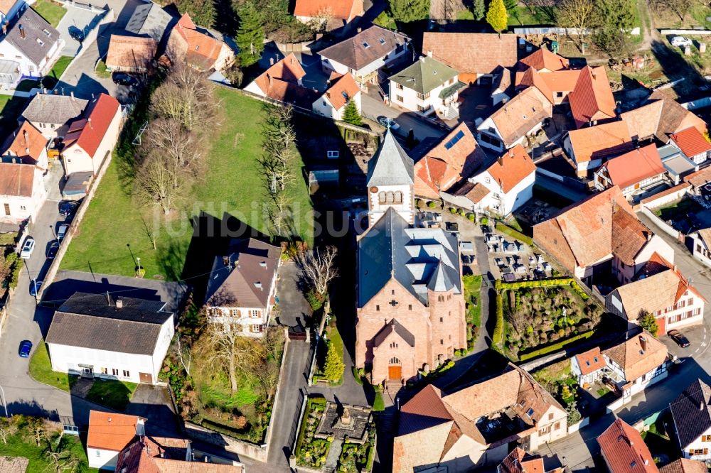 Luftaufnahme Schwindratzheim - Kirchengebäude und Friedhof der Église protestante luthérienne in der Dorfmitte in Schwindratzheim in Grand Est, Frankreich