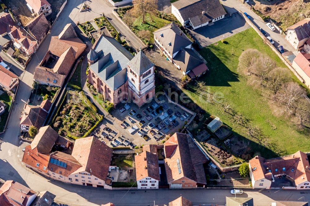 Schwindratzheim von oben - Kirchengebäude und Friedhof der Église protestante luthérienne in der Dorfmitte in Schwindratzheim in Grand Est, Frankreich