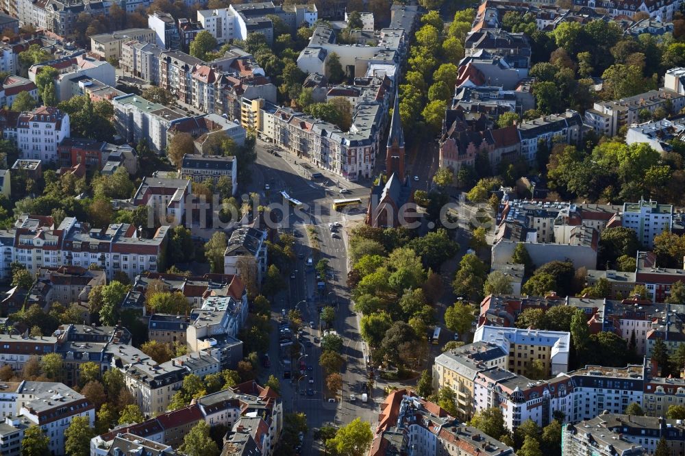 Berlin aus der Vogelperspektive: Kirchengebäude am Friedrich-Wilhelm-Platz im Ortsteil Wilmersdorf in Berlin, Deutschland