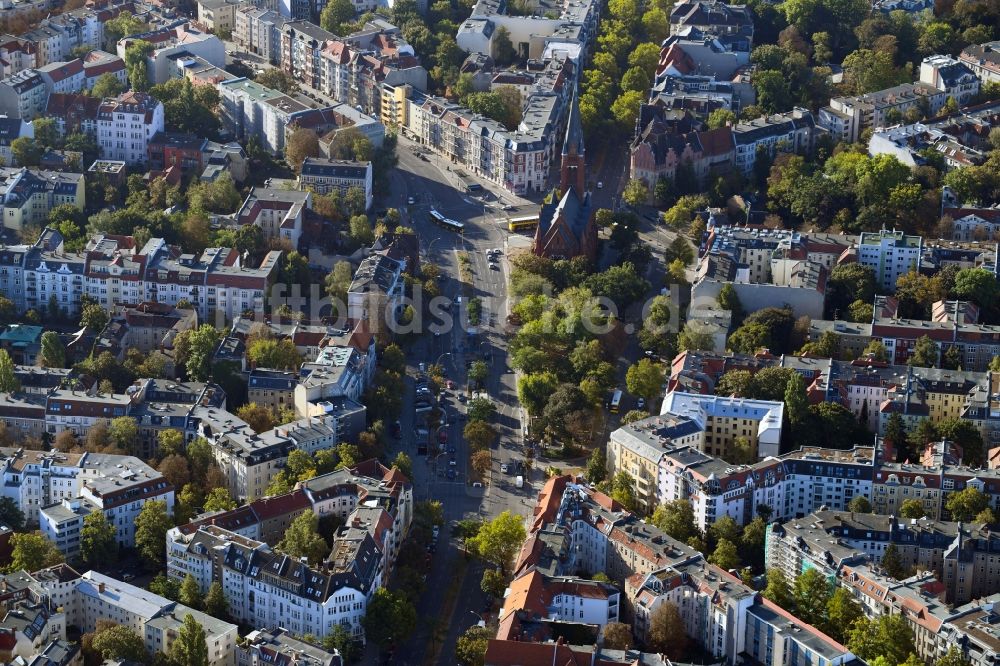 Luftbild Berlin - Kirchengebäude am Friedrich-Wilhelm-Platz im Ortsteil Wilmersdorf in Berlin, Deutschland