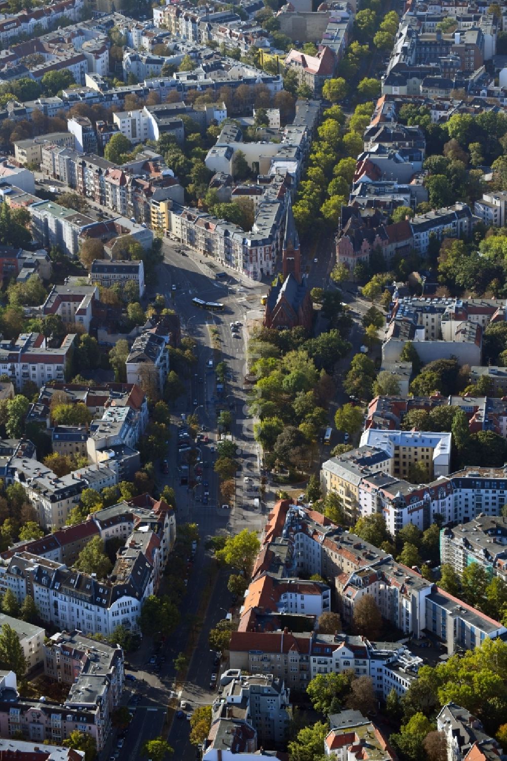 Luftaufnahme Berlin - Kirchengebäude am Friedrich-Wilhelm-Platz im Ortsteil Wilmersdorf in Berlin, Deutschland