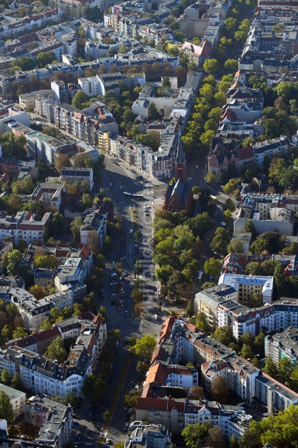 Berlin von oben - Kirchengebäude am Friedrich-Wilhelm-Platz im Ortsteil Wilmersdorf in Berlin, Deutschland