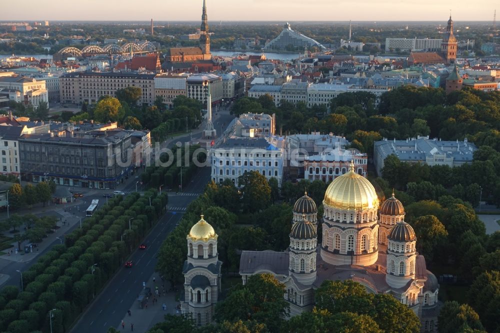 Riga von oben - Kirchengebäude der Geburtskathedrale im Altstadt- Zentrum in Riga in , Lettland