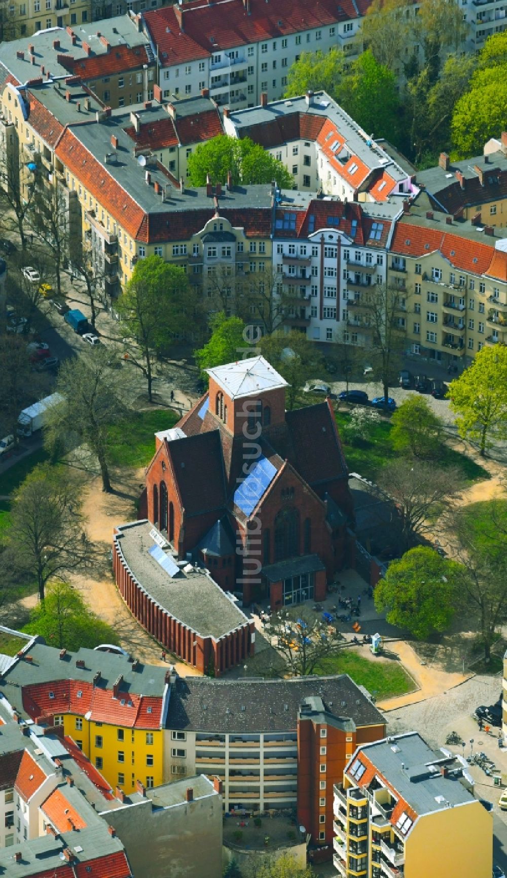 Luftbild Berlin - Kirchengebäude der Genezarethkirche am Herrfurthplatz im Ortsteil Neukölln in Berlin, Deutschland