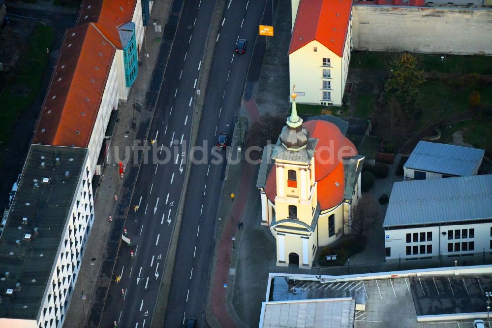 Dessau von oben - Kirchengebäude der St. Georg in Dessau im Bundesland Sachsen-Anhalt, Deutschland