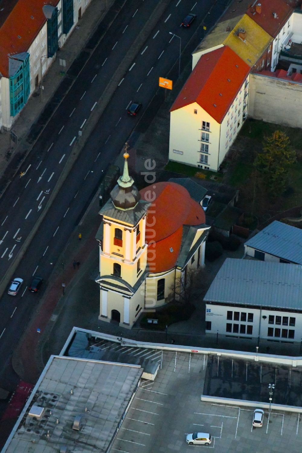 Dessau aus der Vogelperspektive: Kirchengebäude der St. Georg in Dessau im Bundesland Sachsen-Anhalt, Deutschland