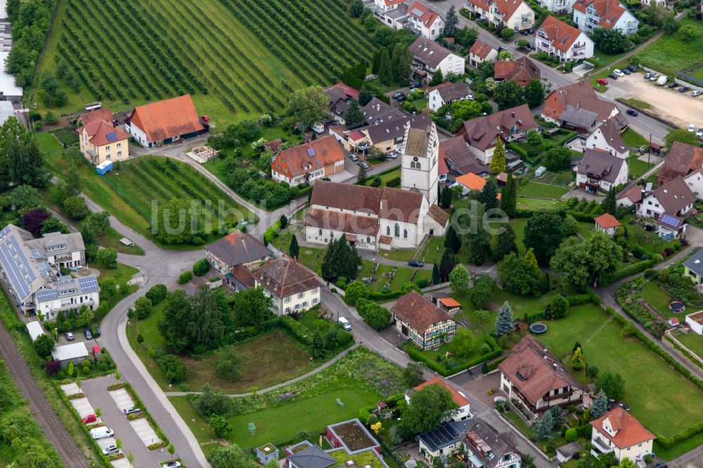 Bermatingen aus der Vogelperspektive: Kirchengebäude von St. Georg in der Dorfmitte in Bermatingen im Bundesland Baden-Württemberg, Deutschland