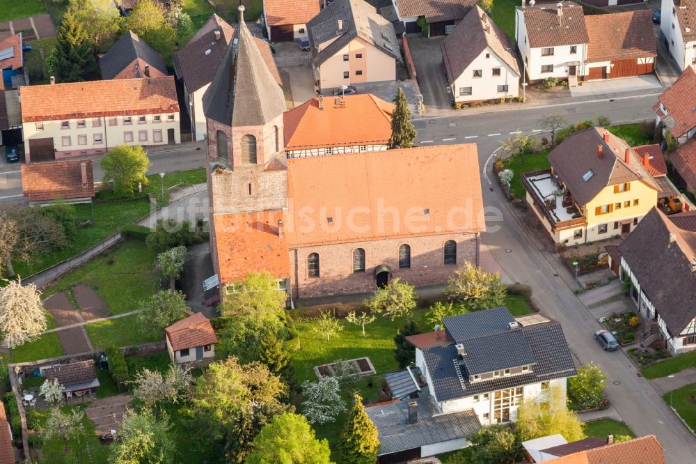 Luftbild Völkersbach - Kirchengebäude von St. Georg in der Dorfmitte in Völkersbach im Bundesland Baden-Württemberg, Deutschland