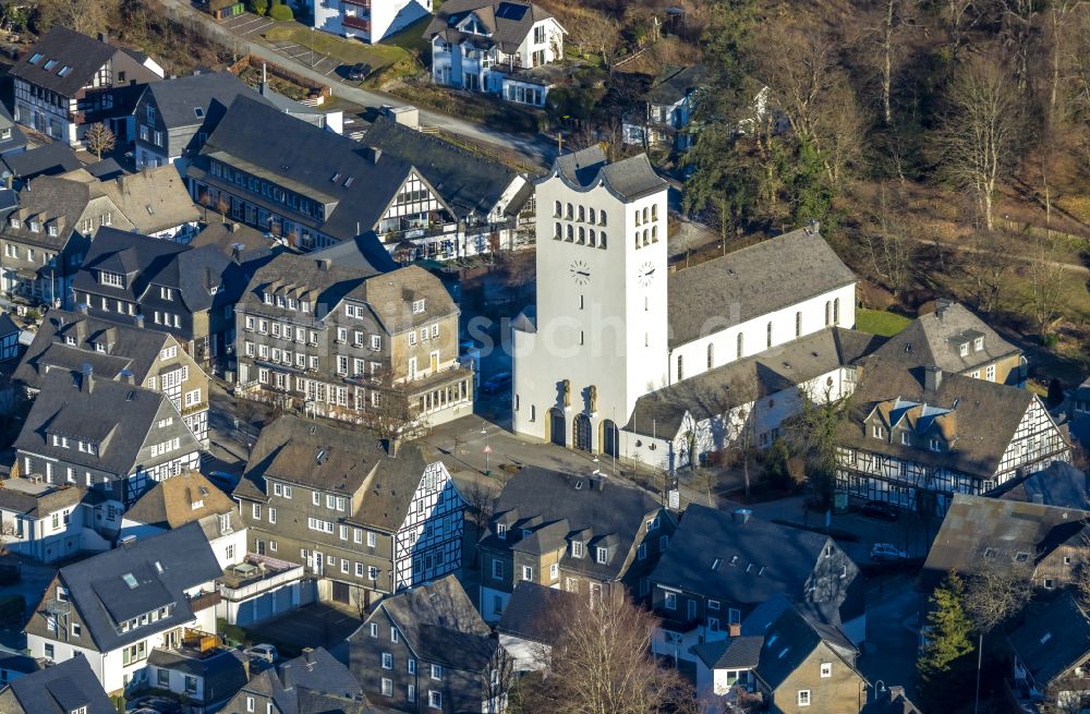 Fredeburg von oben - Kirchengebäude St. Georg in Fredeburg im Bundesland Nordrhein-Westfalen, Deutschland