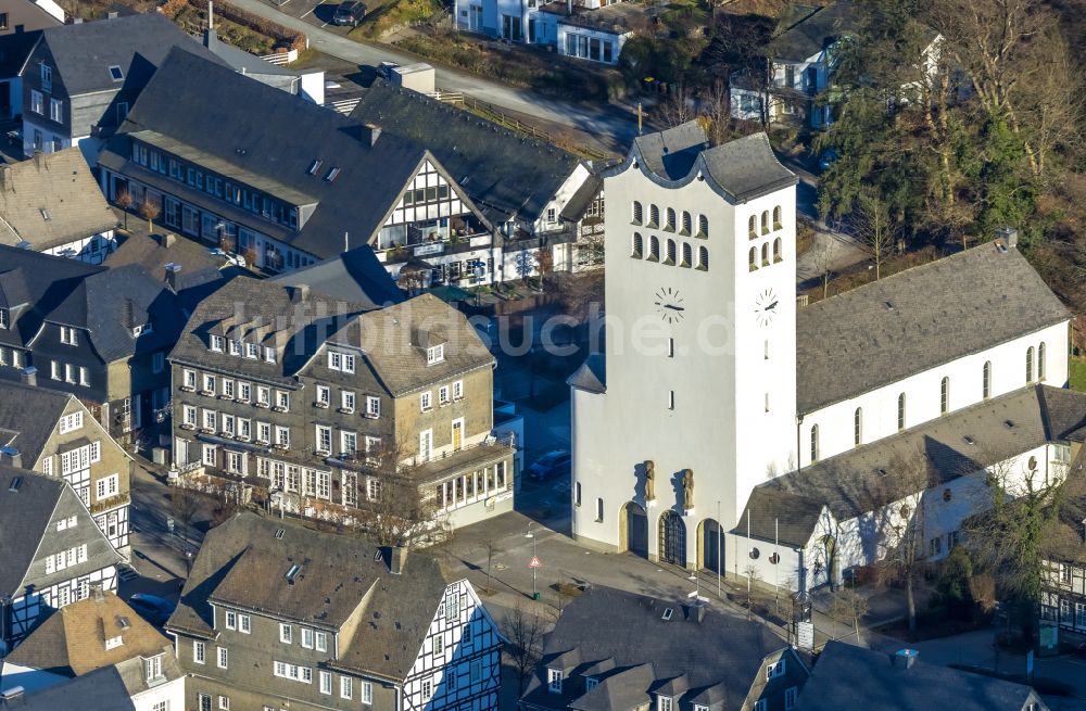 Fredeburg aus der Vogelperspektive: Kirchengebäude St. Georg in Fredeburg im Bundesland Nordrhein-Westfalen, Deutschland