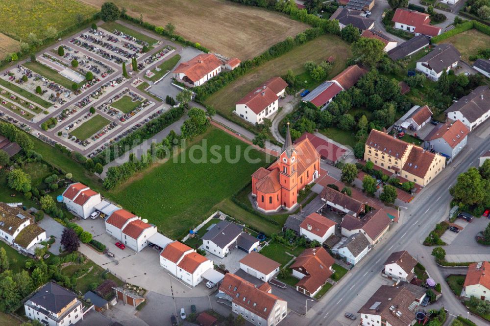 Mengkofen von oben - Kirchengebäude von St. Georg in Mengkofen im Bundesland Bayern, Deutschland