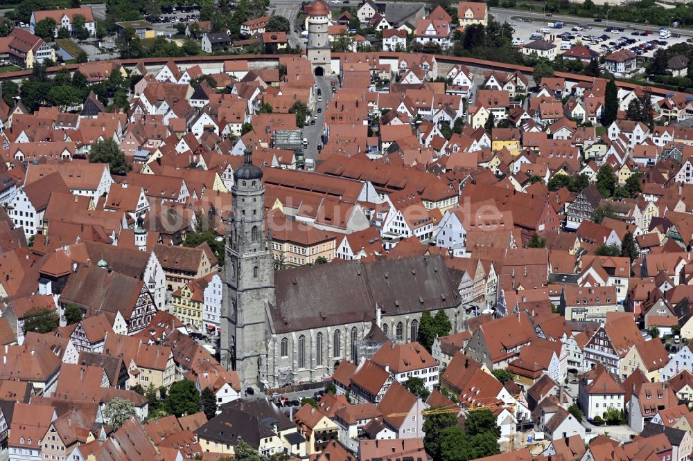 Nördlingen von oben - Kirchengebäude St. Georg in Nördlingen im Bundesland Bayern, Deutschland