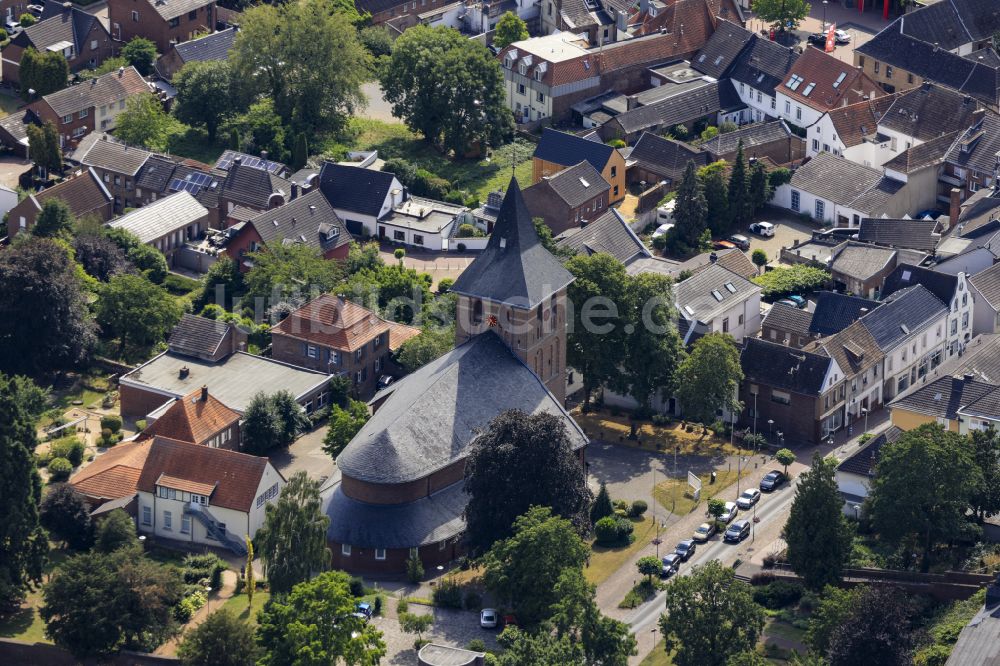 Luftaufnahme Wassenberg - Kirchengebäude St Georg in Wassenberg im Bundesland Nordrhein-Westfalen, Deutschland