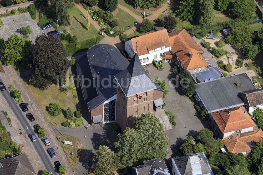 Wassenberg von oben - Kirchengebäude St Georg in Wassenberg im Bundesland Nordrhein-Westfalen, Deutschland